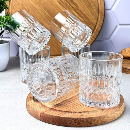 Sada brúsených pohárov na whisky na drevenom podnose